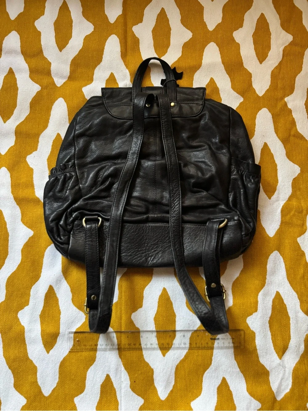 sorpresa! Black leather backpack